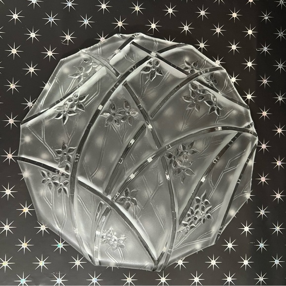 Vintage Clear Glass Floral Pattern Plate - Picture 2 of 4